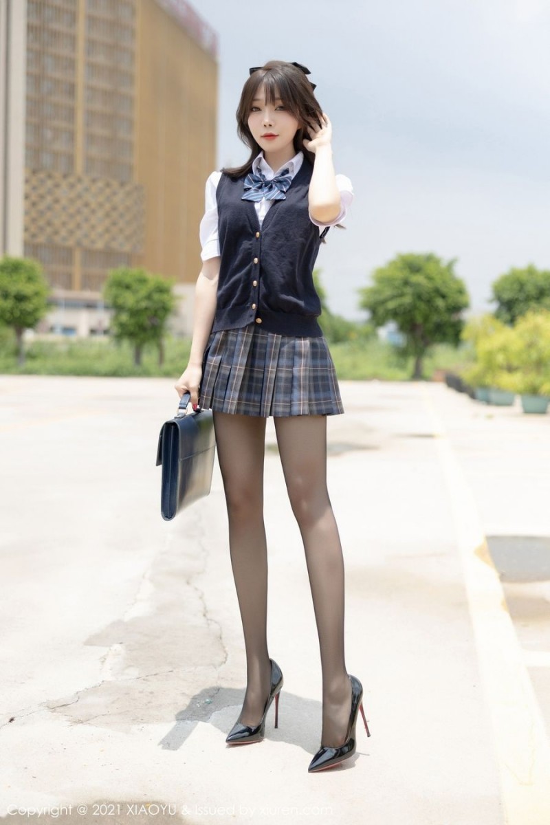 语画界性感女神芝芝Booty黑丝美腿JK制服香车美女系列写真-绅士社