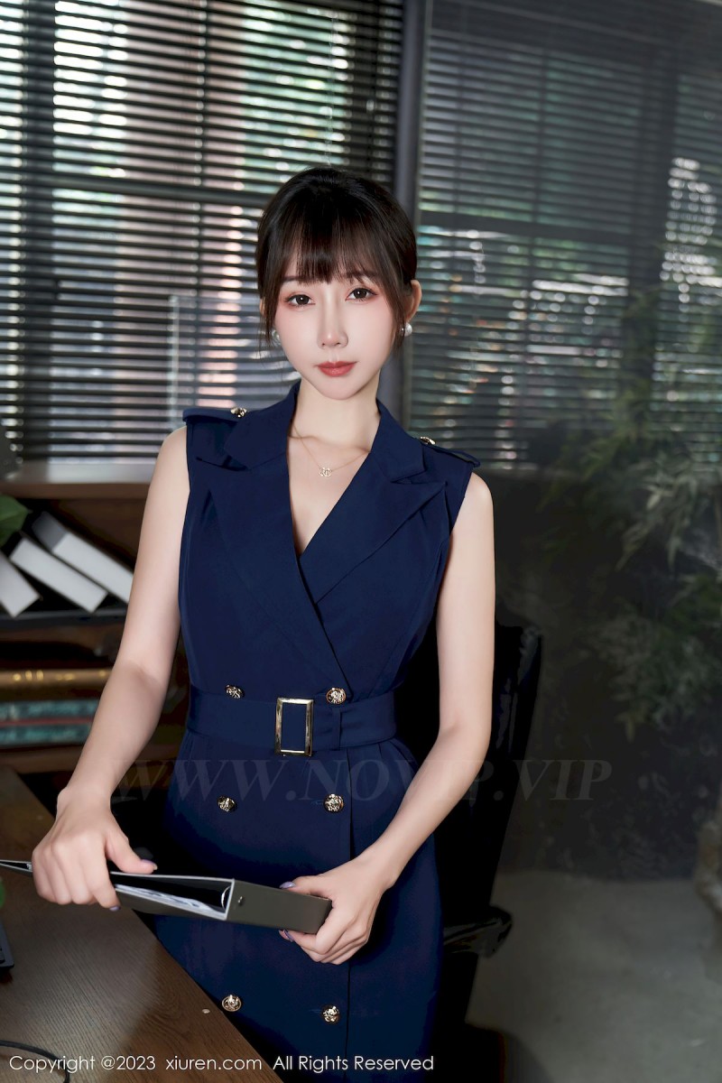 秀人网美女模特波巧酱宝蓝职业装搭配曼妙身姿性感写真-绅士社