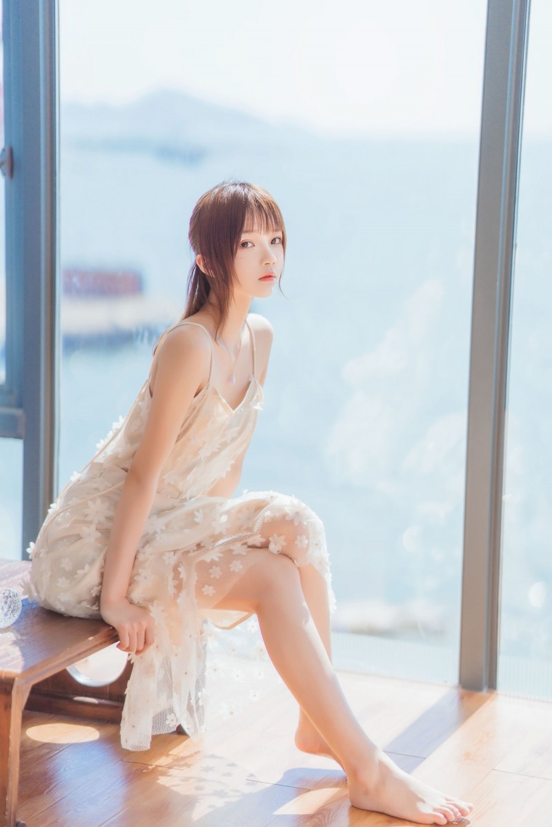 网络红人桜桃喵白色吊带长裙阳光系列户外写真-绅士社