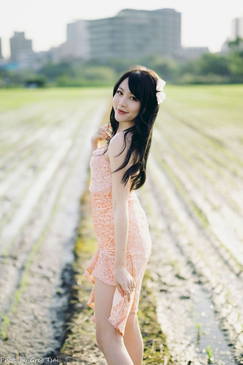 户外美女Ashley暖色连衣裙人比花娇阳光系列写真-绅士社