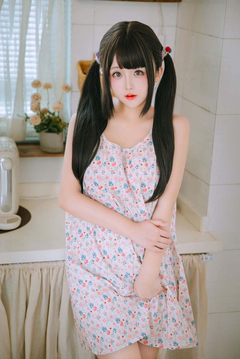 软妹子日奈娇双马尾碎花吊裙青春甜美裙装美图-绅士社